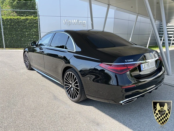 Komfortable Flughafen Abholung mit Limousine und Chauffeur