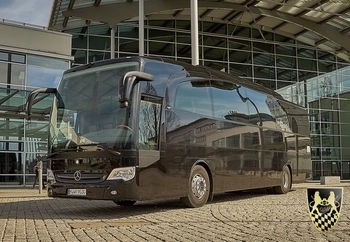 Transfer vom Flughafen zur Messe mit Bussen und Reisebussen